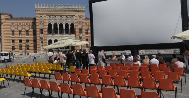 Ispred Vijećnice u sklopu SFF-a postavljeno Ljetno kino Stari Grad