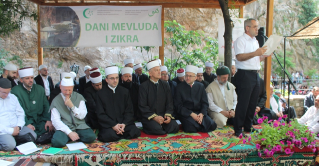 Manifestacija "Dani mevluda i zikra": Hiljade ljudi na derviškom mevludu u Blagaju