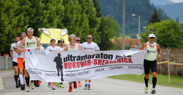 Ultramaratonci iz Vukovara stigli u Potočare: Teško je doći ovdje, iz doline bijelih križeva u dolinu bijelih nišana