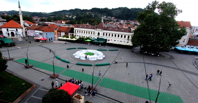 Performans "Cvijet istine i nade" u Tuzli: Pričati o Srebrenici i mimo 11. dana u mjesecu