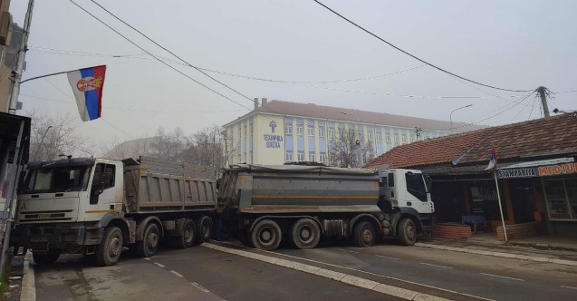 Kosovo: Lokalni Srbi postavili dvije nove barikade u Mitrovici