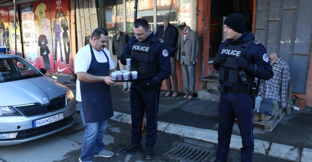 Ljepša strana Mitrovice: Abtul Fettah Kuru dijeli hranu kosovskim policajcima