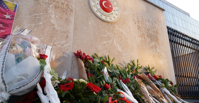 (FOTO) Sarajlije ostavljanjem cvijeća ispred turske ambasade odale počast žrtvama zemljotresa