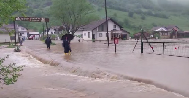 Rijeka Una se izlila iz korita i poplavila kuće