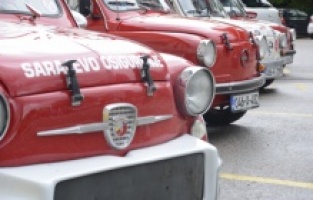 Ispred Gradske vijećnice u Mostaru izloženo oko 60 oldtimera