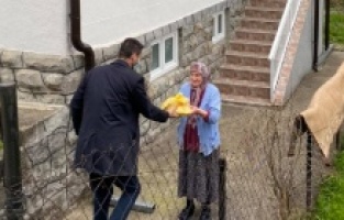 Srebrenički imami dijele iftare majkama Srebrenice: One su naše majke i nane, pažnja prema njima nikada ne smije prestati