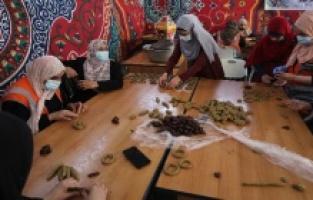 Bajramske poslastice: Žene Gaze pomažu osobama u potrebi