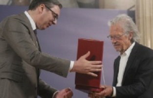 Vučić uručio Handkeu visoko državno odličje Srbije