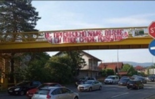 U Banjoj Luci osvanuo transparent: "Ne priznajemo haške odluke, ti si ponos srpske republike"