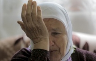 (VIDEO) Dvojica sinova ubijena u genocidu: Majka Mejra Đogaz miluje bijeli kamen, uči Fatihu i doziva svoju djecu...