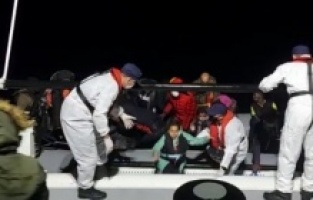 Grci ne prestaju sa maltretiranjem:  Bacili 74 migranta u turske vode