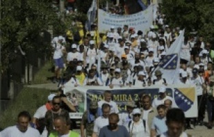 Učesnici Marša mira iz Nezuka krenuli ka Srebrenici: Čeka ih put dug tri dana