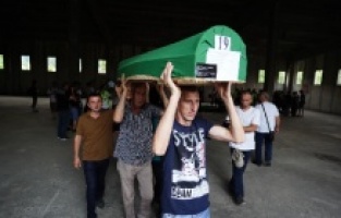 Tabuti 19 žrtava srebreničkog genocida preneseni do Musale