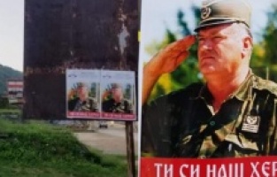 U Srebrenici osvanuli plakati sa likom ratnog zločinca Ratka Mladića