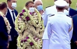 (VIDEO) Doček u Francuskoj Polineziji: Predsjednik Macron sav u cvijeću