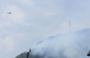 Helikopter Helikopterskog servisa RS-a gasi požar u Jablanici