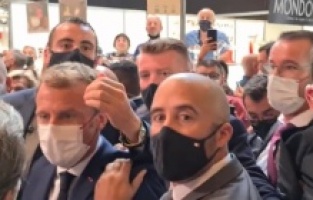 (VIDEO) Francuski predsjednik Emmanuel Macron opet na meti napada: Na sajmu hotelijerstva gađan jajetom