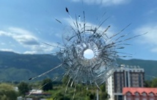 Pucnjava na svadbi: Pogođena zgrada IUS-a