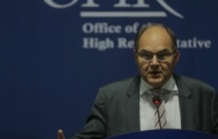 Schmidt: Institucije su tu da rade, građani ne smiju da trpe