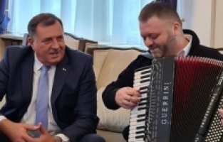 Dodik u Predsjedništvo BiH doveo harmonikaša pa zapjevao