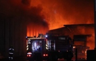 Požar progutao proizvodnje hale fabrike u Srebreniku: Dva vatrogasca povrijeđena