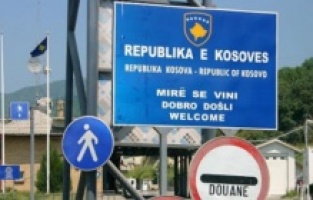 Primjena sporazuma iz Brisela: Na graničnim prijelazima između Srbije i Kosova stavljaju se naljepnice na vozila