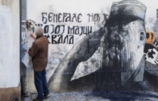 Bačena crna farba na mural ratnog zločinca Ratka Mladića u Beogradu