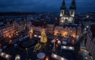 Češki Prag okićen za bozične i novogodišnje praznike