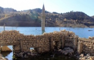 Turska: Nakon suše, na mjestu brane pojavila se munara i staro selo