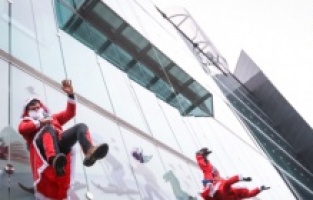 Djeda mrazovi obradovali mališane u ljubljanskoj Pedijatrijskoj klinici