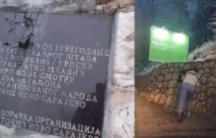 (VIDEO) Uništena ploča posvećena osuđenom ratnom zločincu Ratku Mladiću