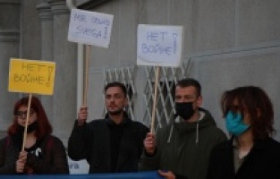 Protestima ispred Ambasada Rusije u Beogradu, Podgorici, Zagrebu pozvali na prekide napada