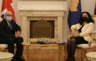 Osmani razgovarala sa izaslanikom  Peachom: Kosovo je posvećeno povećanju saradnje sa Velikom Britanijom