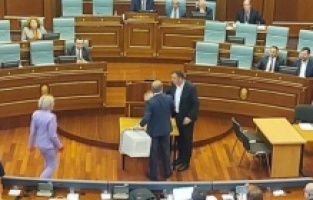 Haos u Skupštini Kosova: Letjele glasačke kutije