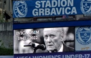 Otvorene kapije stadiona Grbavica, navijači odaju počast Ivici Osimu