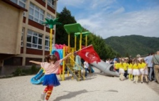 Uz podršku turske općine Eyupsultan u OŠ "Ćamil Sijarić"  u Nemiloj otvoren park za djecu