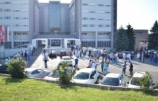 Dojava o postavljenom eksplozivu na UKC RS, u toku evakuacija