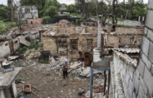 Ukrajinka Ljudmila ne napušta ruševine kuće uništene u ruskim napadima