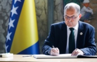 Schmidt: Ko pokušava negirati genocid u Srebrenici živi u svjesno odabranom neznanju