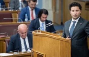 Abazović: Neću podnijeti ostavku, u Srebrenici se desio genocid nad Bošnjacima