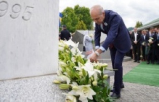 Brojne delegacije iz BiH, Evrope i svijeta položile cvijeće i odale počast žrtvama genocida u Srebrenici