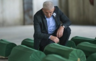 Džaferović položio cvijeće i odao počast žrtvama genocida u Srebrenici