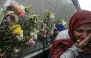 Građani Sarajeva odali počast koloni s tabutima žrtava genocida u Srebrenici