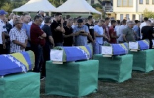 Kolektivna dženaza u Memorijalnom centru Kamičani:  Posmrtni ostaci 16 žrtava spremni za ukop