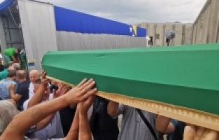 Kolona s tabutima žrtava genocida u Srebrenici stigla u Potočare