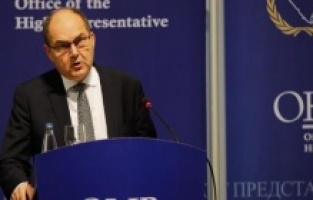 (KOMENTAR) Šta je pozadina "koraka unazad"  visokog predstavnika Christiana Schmidta