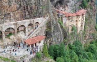 Manastir u stijeni ponovo plijeni pažnju mnogobrojnih turista