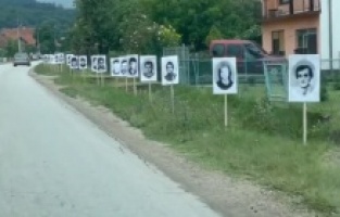 Nove provokacije: Na putu ka Memorijalnom centru Potočari postavljene fotografije pripadnika Vojske RS-a