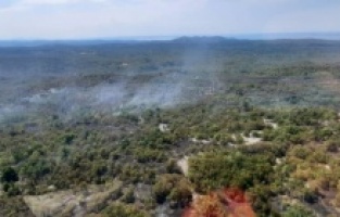 Slovenija: Požar na Velikom Ovčnjaku pod kontrolom, zabrinutost zbog vatre kod Devetaka na talijanskoj strani
