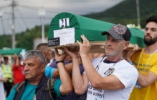 Tabuti 50 žrtava srebreničkog genocida preneseni na rukama iz Fabrike akumulatora do Musale